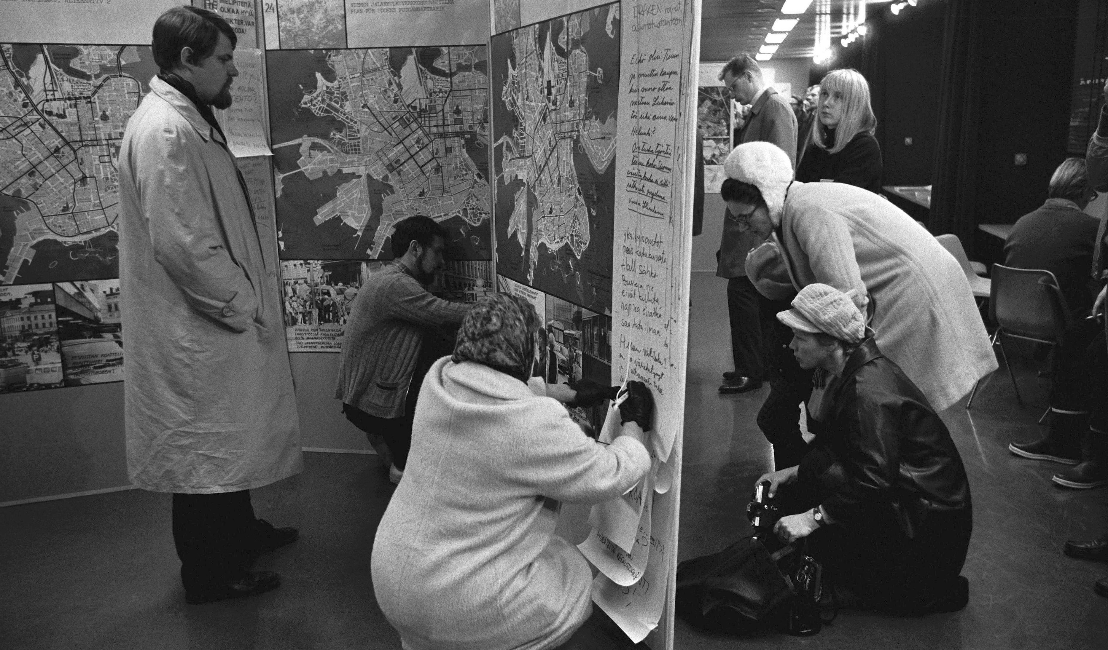 Yleisölle avoin näyttely uudesta Helsingin yleiskaavasta 1970. Kaupunkilaiset kirjoittavat palautetta kaavoittajalle. Kuva Eeva Rista 1970, Helsingin kaupunginmuseo CC BY 4.0.