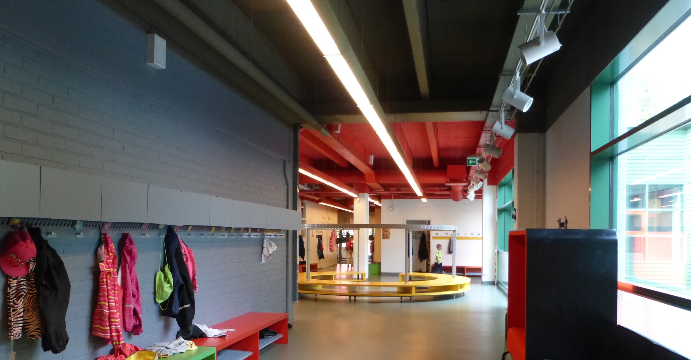 Talotekniikka on näkyvillä Martinlaakson koulun käytävien katossa.