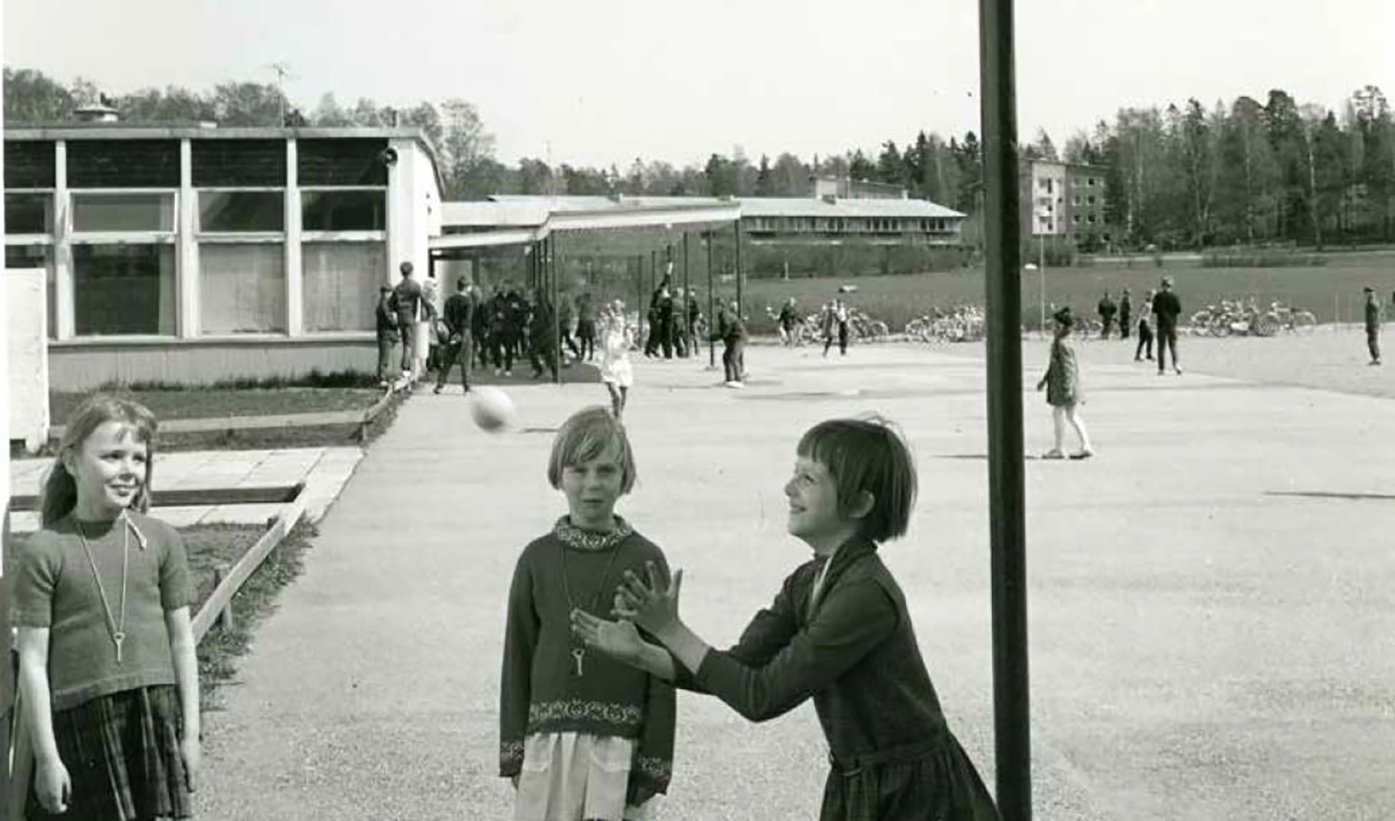 Kuvassa koulun pihaa.