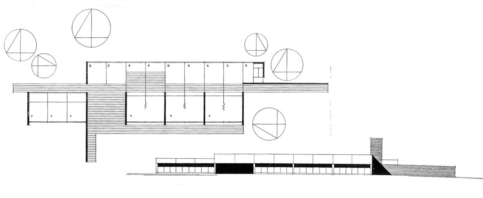 Ylhäällä pohjapiirros, jossa näkyy suorakaiteen muotoinen rakennus ja sen tilajako numeroituina, sekä ympyröitä, jotka kuvaavat puita pihalla. Alhaalla on rakennuksen julkisivupiirros, jossa on pitkä, matala tiilirakennus suurilla ikkunoilla ja loivalla katolla, sekä savupiippu oikeassa päädyssä.