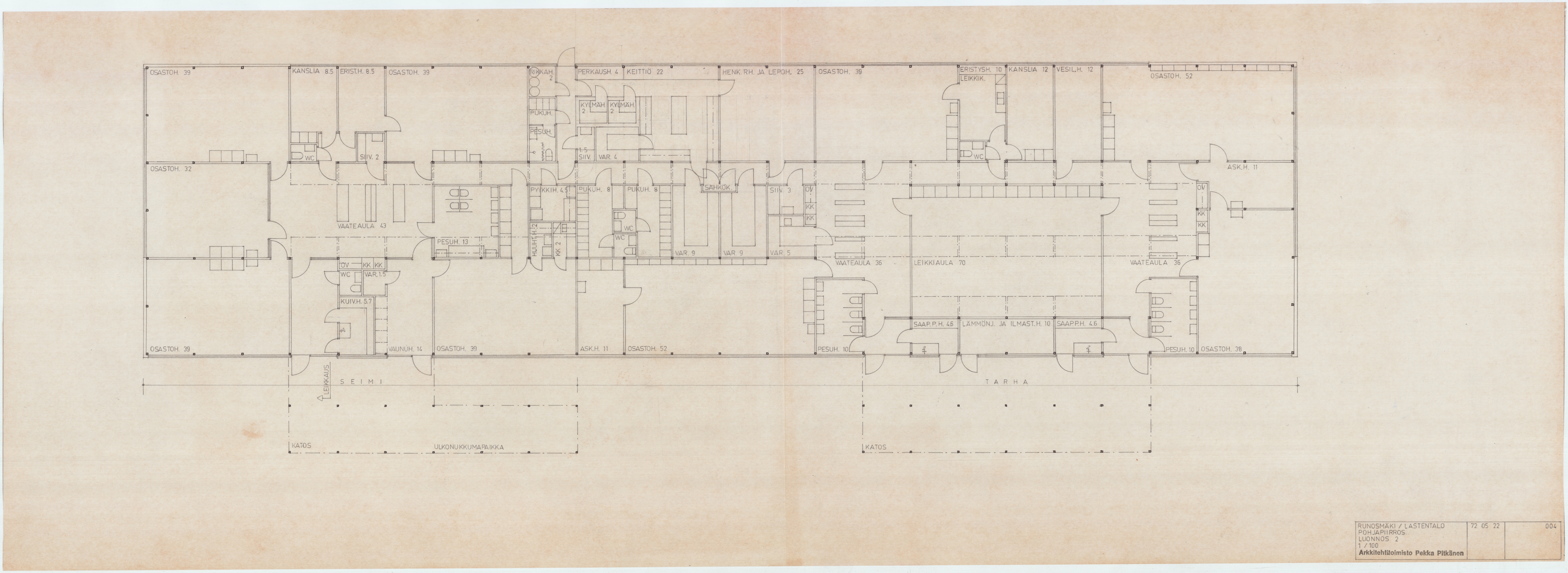 Vaakasuuntainen pohjapiirustus, jossa näkyy tilojen ja huoneiden jako suorakaiteen muotoisessa rakennuksessa. Piirustuksessa on merkitty ovet, seinät ja kalusteiden paikat, ja keskellä on suurempi avoin tila.