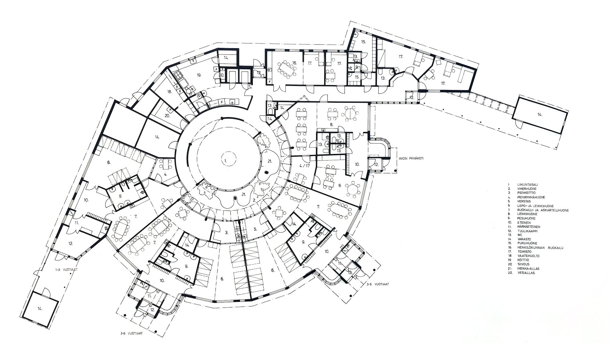 Arkkitehtipiirros on mustavalkoinen ja esittää rakennuksen tilajakoa: keskellä on suuri ympyränmuotoinen aula, jonka ympärille sijoittuvat eri huoneet kaarevassa muodossa. Yläosassa on suorakaiteen muotoinen siipi, jossa on useita huoneita ja käytäviä. Oikeassa alakulmassa on tilaluettelo numeroituna, ja piirustuksessa näkyvät ovet, seinät ja kalusteiden paikat.