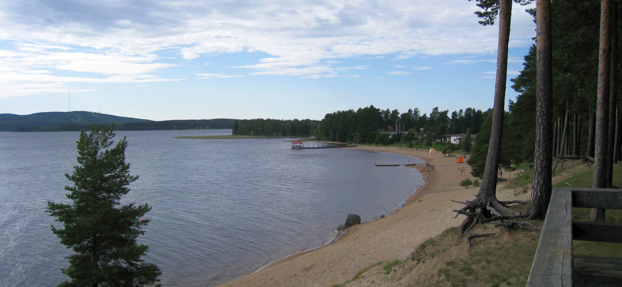 Sotkamon Hiukan harju- ja rantamaisemaa.